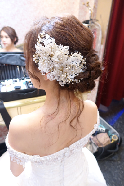 新娘歐美髮型鬆鬆低盤髮蕾絲新娘飾品