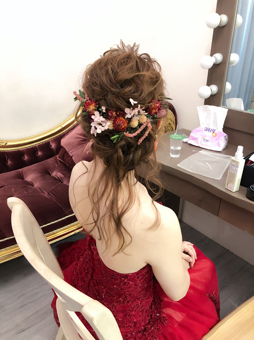 鬆亂低盤髮新娘乾燥花髮飾造型